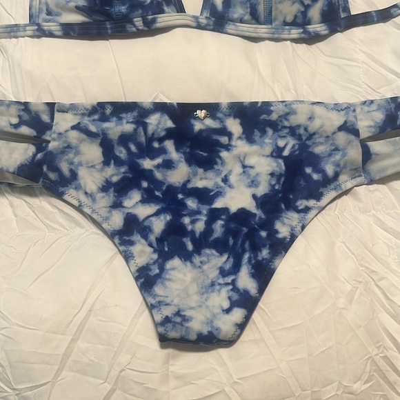 VS PINK - Blue tie-dye Bikini - Picture 5 of 8